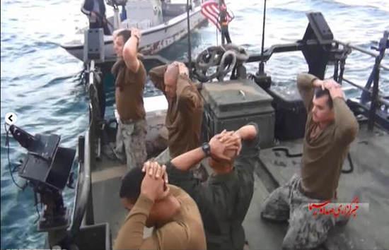 圖為美國大兵雙手抱頭，跪地道歉。