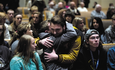 2月21日，美國密歇根州卡拉馬祖縣，連環(huán)槍擊案發(fā)生后，民眾在教堂禱告。