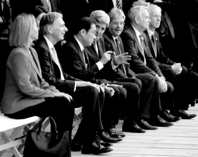 10日，七國(guó)外長(zhǎng)觀看日本傳統(tǒng)歌舞表演期間，美國(guó)國(guó)務(wù)卿克里與日本外相岸田文雄在交頭接耳