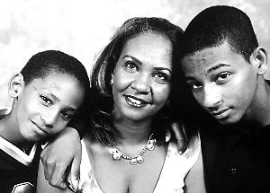 謝赫（右）和弟弟馬哈茂德（左）與母親合影。