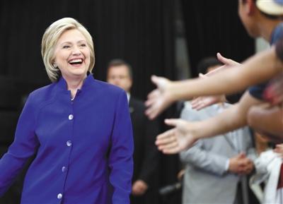 當?shù)貢r間6日，美國加利福尼亞州長灘市，心情大好的希拉里與支持者互動。 圖/CFP