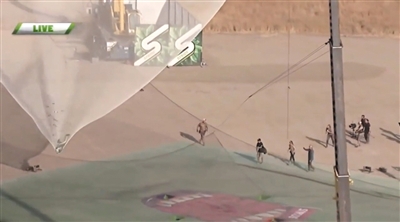 艾金斯成功落到一個1/3足球場大小的安全網(wǎng)上。