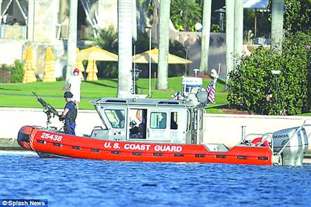 裝載了機(jī)關(guān)槍的海岸巡邏隊(duì)船只在來回巡邏 裝載了機(jī)關(guān)槍的海岸巡邏隊(duì)船只在來回巡邏