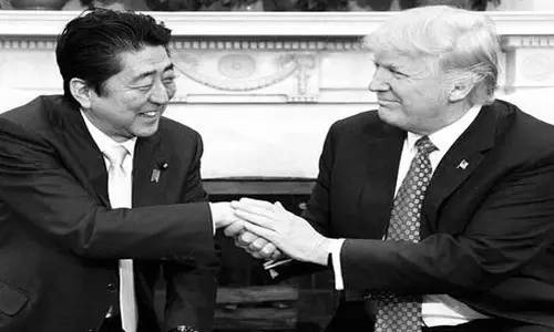 本來來訪者還應包括墨西哥總統(tǒng)培尼亞·涅托的。但特朗普簽署行政令稱要在美國和墨西哥之間建墻，還要向墨西哥出口到美國的商品加征20%關(guān)稅的行為惹怒了墨西哥人。