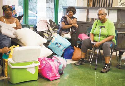 人們在美國佛羅里達(dá)州邁阿密的一個(gè)安置點(diǎn)休息。新華社發(fā)