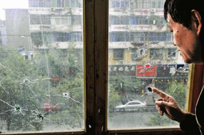 10月17日，朱先生家窗戶被擊穿。