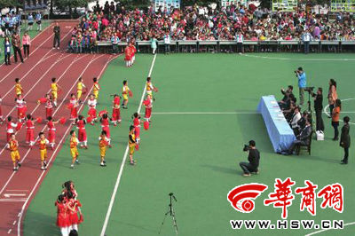 昨日，部分學(xué)生演員身著短袖短褲在表演節(jié)目 本報(bào)記者張欣攝