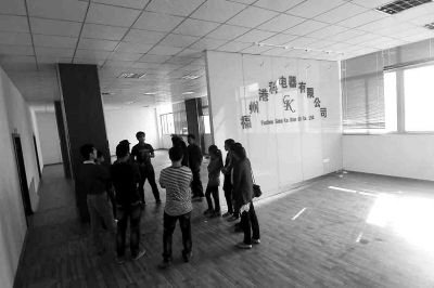 曾經(jīng)看似正規(guī)且豪華的公司，如今空空如也，只剩進(jìn)門處的公司名稱還赫然在目