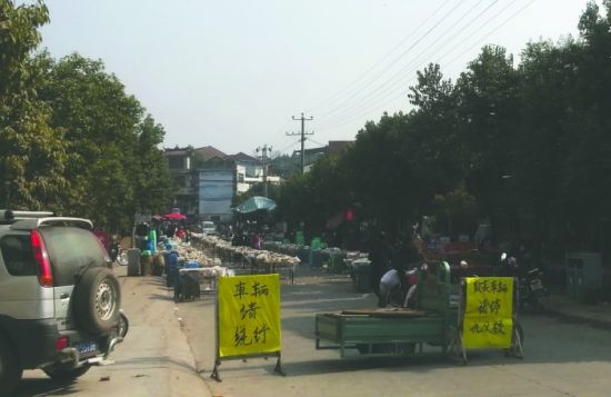簡陽董家埂鄉(xiāng)，主干道被占道擺酒席