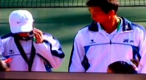 網(wǎng)友曝李娜九運會領(lǐng)獎臺上疑被當眾扇耳光(圖) 網(wǎng)友曝李娜九運會領(lǐng)獎臺上疑被當眾扇耳光(圖)