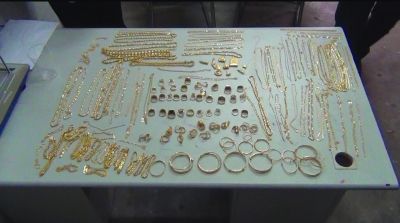警方追回的被搶金首飾，有172件，2200多克。其余的都被嫌疑人變賣，用來購買手機的汽車。