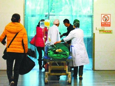 受傷女孩做完手術(shù)被送往重癥監(jiān)護(hù)室。記者楊濤 攝