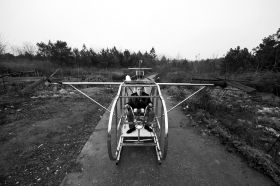 3月12日，汨羅白塘鄉(xiāng)趕洲村，李厚勝坐在他的“魚鷹直升機(jī)”上。圖/記者謝長貴