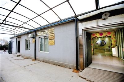 2月25日，北京石景山醫(yī)院，太平間旁的一間辦公室外掛有“八寶山殯儀館石景山醫(yī)院服務(wù)站”的牌子。本版攝影/新京報記者 王叔坤