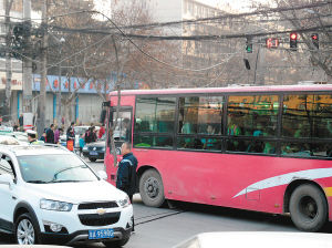 一個(gè)多小時(shí)，除了短暫的休息，郭師傅一直在車流中舉著木棍 圖片由市民孫先生提供