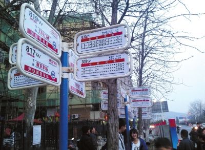 3月16日，江蘇省南京市，眾多乘客在“火車站廣場東”站臺候車。圖/東方IC