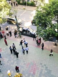 市民提供給賀偉的事發(fā)時(shí)雙方?jīng)_突照片。