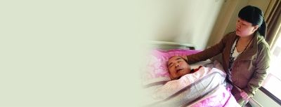 趙靜霞把老父親搬進(jìn)養(yǎng)老院照顧。