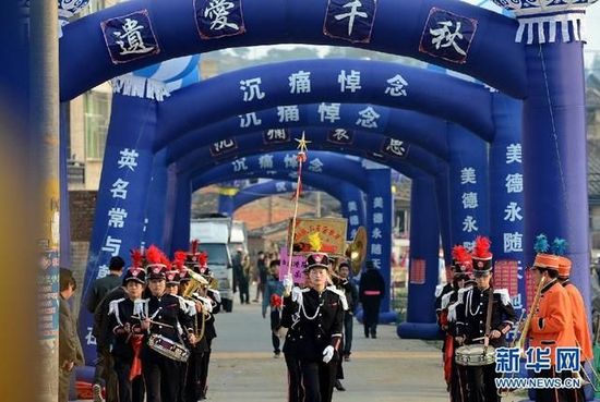 福建省長(zhǎng)樂市一送葬隊(duì)伍走出家門口。