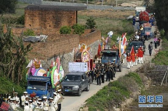 福建省長(zhǎng)樂市一送葬隊(duì)伍在行進(jìn)中