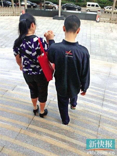 李星兒與媽媽蔣女士牽手走出法院。 新快報記者 張國鋒/攝