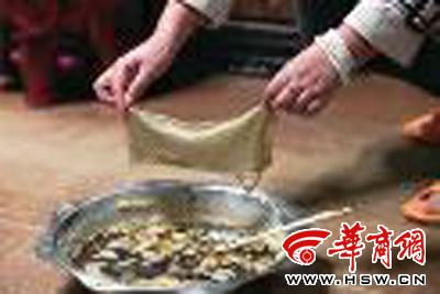 　　昨日，店方讓顧客觀看該火鍋制作時的監(jiān)控錄像本組圖片由本報(bào)記者黃利健攝