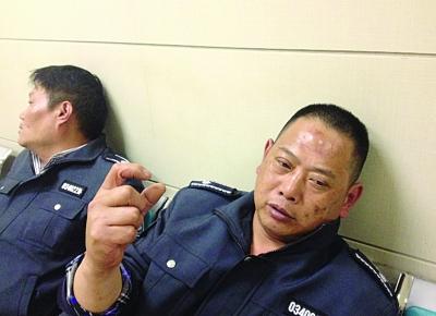 被打傷的城管隊(duì)員。陳郁攝