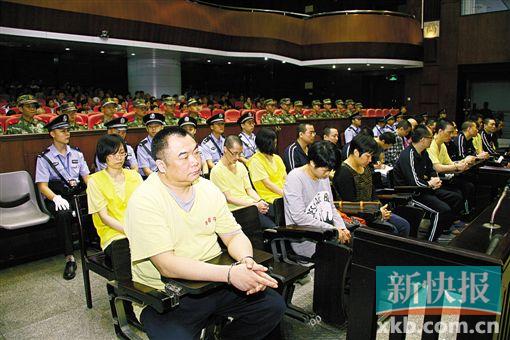 ■蔣洪偉(左一)等二十幾名被告被指控犯集資詐騙罪,昨日集體過堂?！　?鄭朝暉/攝