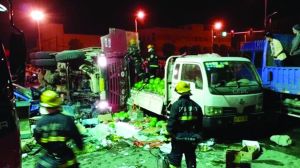 渣土車側(cè)翻在地，現(xiàn)場(chǎng)一片狼藉