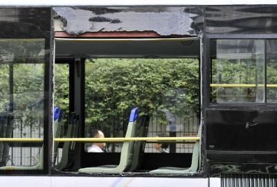 75路公交車(chē)車(chē)窗玻璃被砸碎。