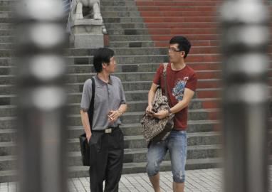 駱嘉文的父親一直陪同。