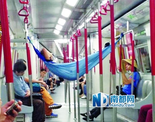 男子地鐵掛吊床睡覺 網(wǎng)友稱其古墓派傳人 男子地鐵掛吊床睡覺 網(wǎng)友稱其古墓派傳人
