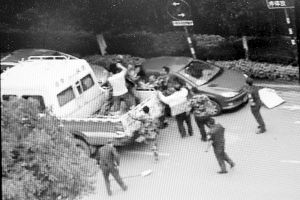 沖突現(xiàn)場，協(xié)管員揮拳打向女商販 視頻截圖