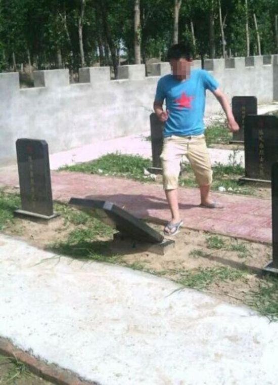 少年將墓碑踢倒 少年將墓碑踢倒