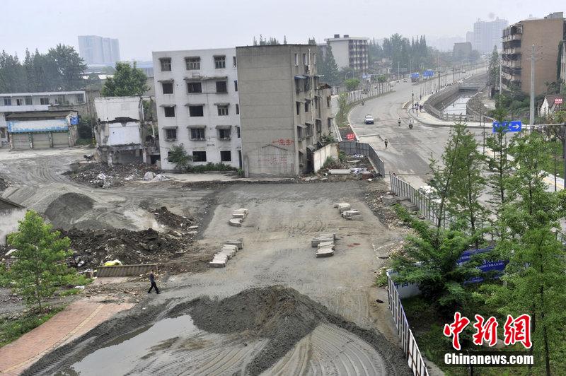 成都最牛釘子戶“腰斬”公路 成都最牛釘子戶“腰斬”公路