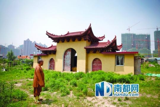 十里古寺2008年被拆,現(xiàn)在只剩下一個廟門。南都記者 陳志剛 攝