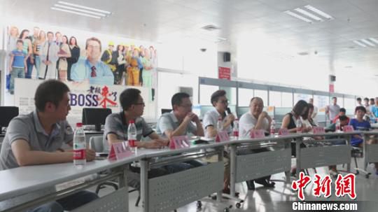 　招聘會(huì)現(xiàn)場(chǎng)，用人單位老板一字排開，與求職者面對(duì)面交流　李超慶　攝