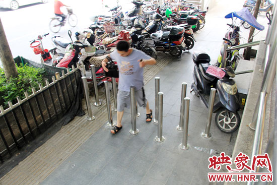 在這段被隔離區(qū)域,南側道路約有2米寬,設置了11根齊腰高的鋼管;北側道路約有5米寬,設置了29根鋼管