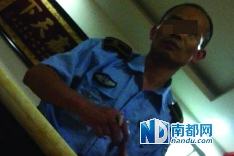 協(xié)管員向商戶索煙視頻截圖 協(xié)管員向商戶索煙視頻截圖