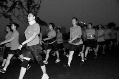 江蘇上萬(wàn)名大媽上演集體暴走 官方稱(chēng)不擾民