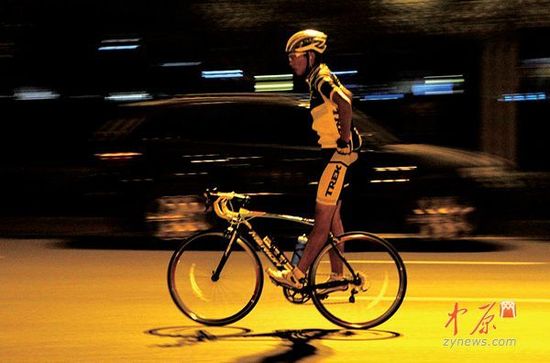 鄭州商務(wù)內(nèi)環(huán)成飆車場 蘭博基尼等豪車頻現(xiàn)(圖) 鄭州商務(wù)內(nèi)環(huán)成飆車場 蘭博基尼等豪車頻現(xiàn)(圖)