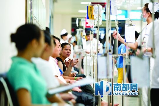 醫(yī)院走道坐滿了打吊針的員工。