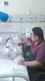 伏登順與女兒在一起。