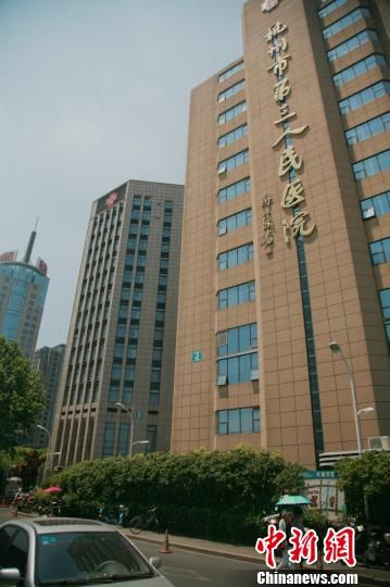 事發(fā)的醫(yī)院門口。 李晨韻 攝