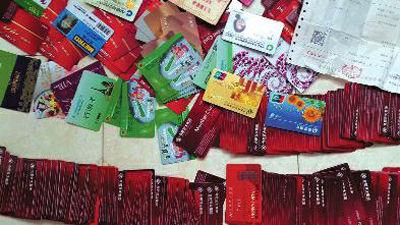 房云云向華商報(bào)記者提供的贓物圖片,包括購(gòu)物卡、銀行卡等 房云云向華商報(bào)記者提供的贓物圖片,包括購(gòu)物卡、銀行卡等