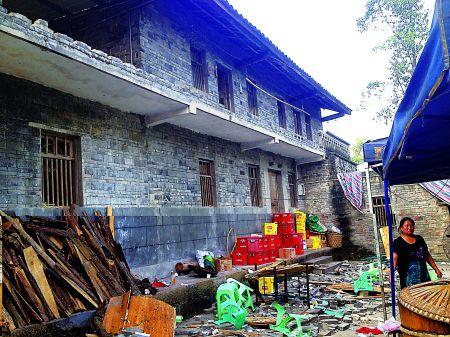 二樓垮落的磚塊和砸壞的桌椅仍散落在壩子里 二樓垮落的磚塊和砸壞的桌椅仍散落在壩子里