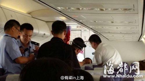 福建機(jī)場航班臨起飛 疑似精神病男子被抬下飛機(jī) 福建機(jī)場航班臨起飛 疑似精神病男子被抬下飛機(jī)