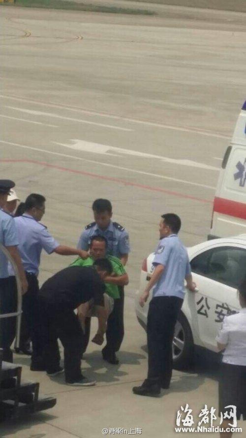 福建機(jī)場航班臨起飛 疑似精神病男子被抬下飛機(jī) 福建機(jī)場航班臨起飛 疑似精神病男子被抬下飛機(jī)