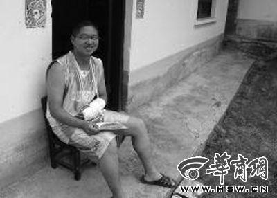 昨日受傷在家的段恒說,等大學(xué)畢業(yè)了,要替父母供妹妹上學(xué) 華商報(bào)記者 曾春 攝 昨日受傷在家的段恒說,等大學(xué)畢業(yè)了,要替父母供妹妹上學(xué) 華商報(bào)記者 曾春 攝