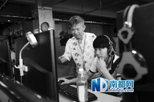 多地現(xiàn)老年網吧監(jiān)督隊 網友：還是安心跳舞吧